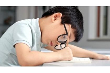 Thay đổi độ trắng của giấy in sách để chống cận thị
